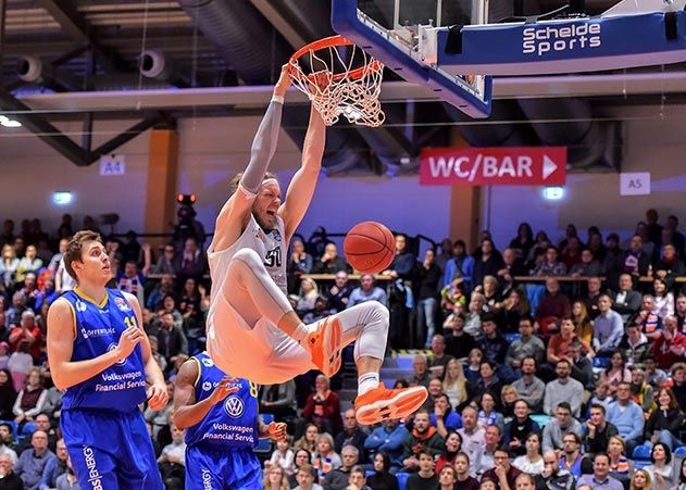 Die Basketballer von Science City Jena haben die zweite knappe Niederlage gegen die Löwen Braunschweig in vier Wochen kassiert. Am Korb der Jenaer Oliver Mackeldanz.