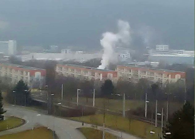 Weit sichtbar: Aus dem Trafohäuschen in der Theobald-Renner-Straße (Lobeda-West) war am Sonntagnachmittag Wasserdampf massiv ausgetreten. Bewohner der Stadtteile glaubten ein Großfeuer sei ausgebrochen.