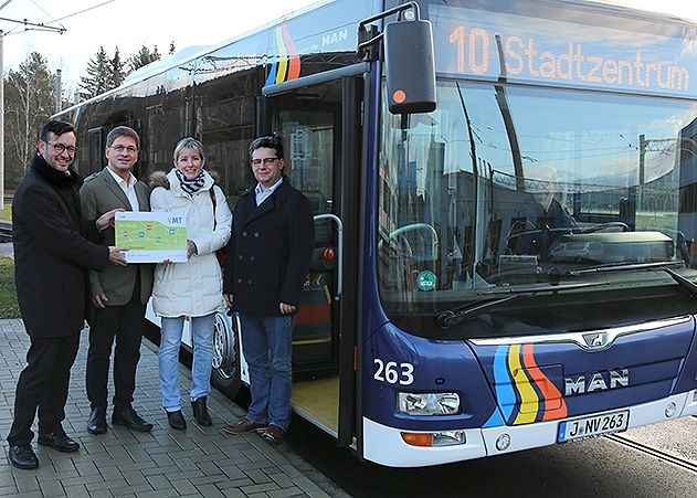 Symbolisch überreichen Steffen Gundermann (l.) und Markus Würtz (r.) gemeinsam mit Stephan Preuß das erste Jobticket an die Mitarbeiterin der Jenaer Antriebstechnik.