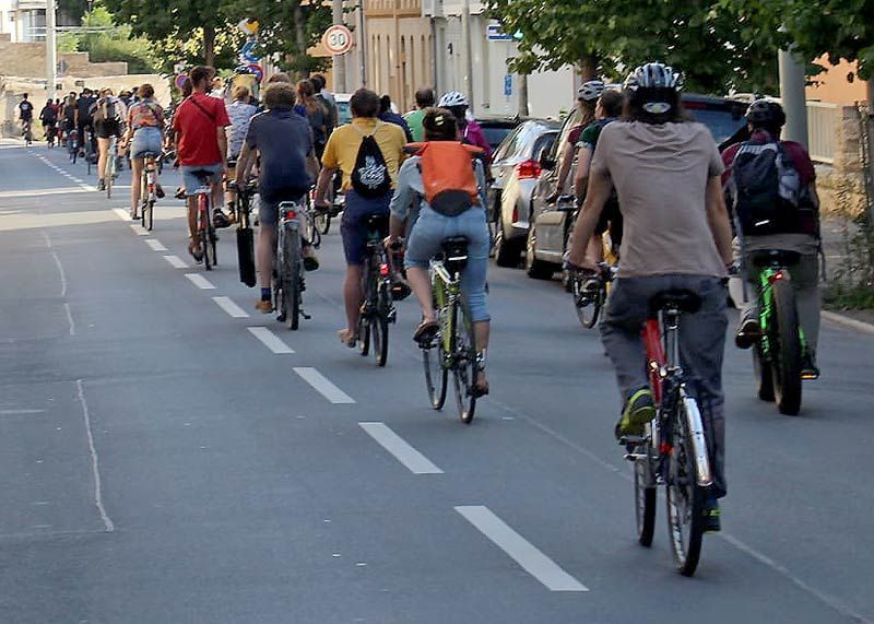 Der Fahrradprotest „Critical Mass Jena“ führt am Dienstagabend in den Jenaer Stadtteil Winzerla.