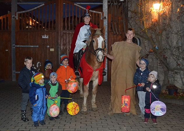 St. Martin (Tina Hüttenrauch) mit dem frierenden Bettler (Philipp Hesse) und den Kindern mit ihren bunten Lampions im Jahr 2019.