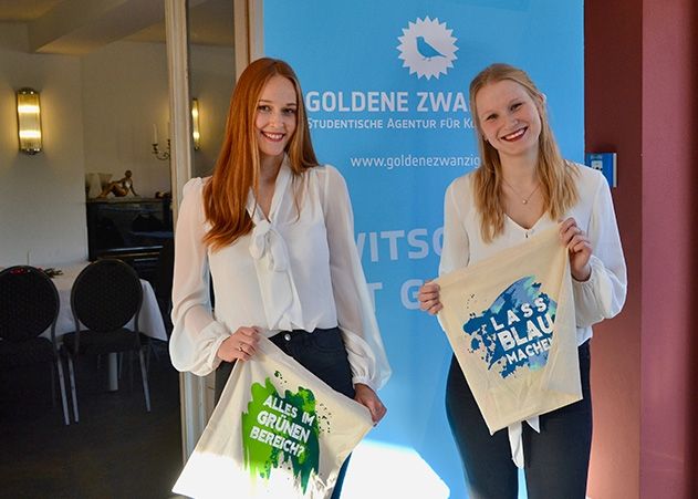 Vivien Enders und Micaela Speck (r.) von der studentischen Werbeagentur Goldene Zwanziger.