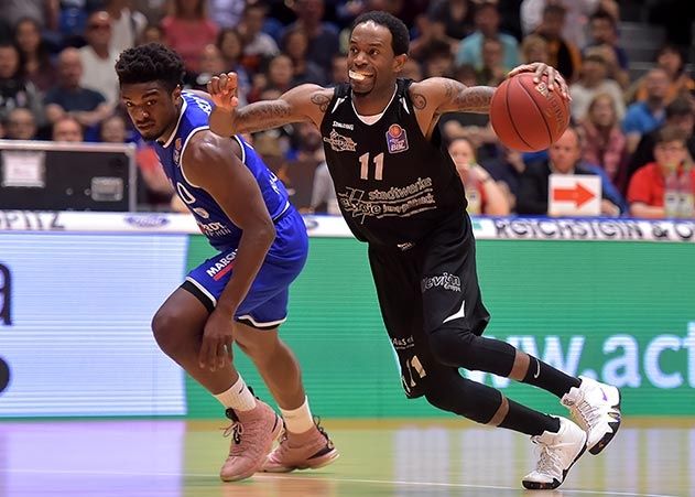 Auch im letzten Saisonspiel zeigte Julius Jenkins (r.) seinen Riecher zum Korb. Der US-Amerikaner holt wieder einmal die Krone als Topscorer. Hier im Zweikampf mit dem Erfurter Retin Obasohan.