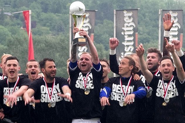 Thüringer Landespokal: Der FC Carl Zeisss Jena besiegt nach einer turbulenten Schlussphase den FC Rot Weiß Erfurt mit 2:0 (0:0) und zieht damit in den DFB-Pokal ein.