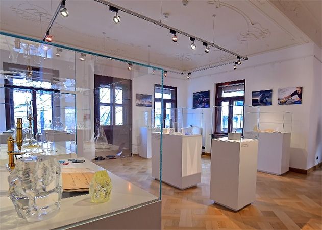 Blick in den Ausstellungsraum „Innovationen in Spezialglas“ in der SCHOTT Villa.