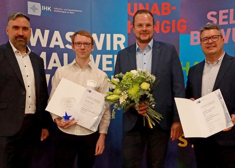 Glückwünsche für Tom Bettermann (2.v.l.) zum bundesbesten Abschluss als Verfahrensmechaniker für Glastechnik von Falko Gaudig, Vizepräsident der IHK Ostthüringen zu Gera, (l.), Marcus Wohlfarth, HR Partner SCHOTT Technical Glass Solutions (2.v.r.) und Matthias Säckl, Bereichsleiter Aus- und Weiterbildung der IHK Ostthüringen (r.).