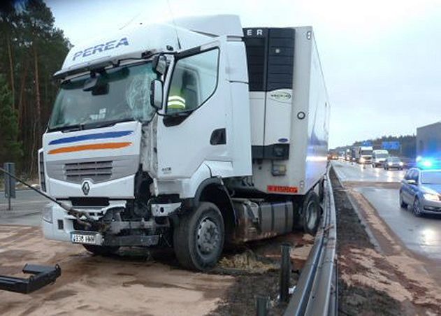 Wegen einer Unaufmerksamkeit verursachte ein Lkw auf der A 9 einen hohen Sachschaden.