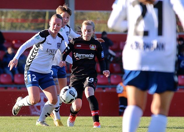 Im Zweikampf Jana Sedlackova (links, FF USV Jena) gegen Henrietta Csiszar (Bayer 04 Leverkusen).