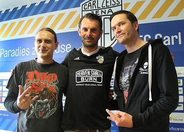 Die Thüringer Metal-Band „Heaven Shall Burn“ ist der neue Trikotsponsor des FC Carl Zeiss Jena. Im Bild: Gitarrist und Gründungsmitglied Maik Weichert, FCC-Torwart Tino Berbig und Sänger Marcus Bischoff zur Pressekonferenz am Donnerstagnachmittag.