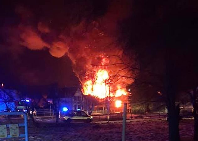 Bereits bei der Anfahrt sah man meterhohe Flammen mitten in Closewitz.