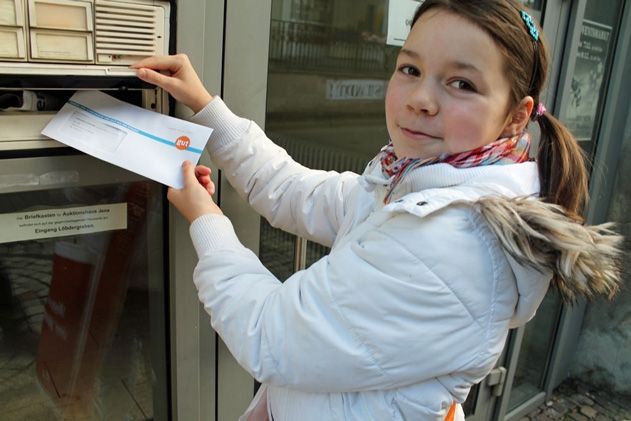 Am Osterwochenende werden von ehrenamtlichen Briefträger*innen 30.000 Spendenbriefe an Jenaer Haushalte verteilt.