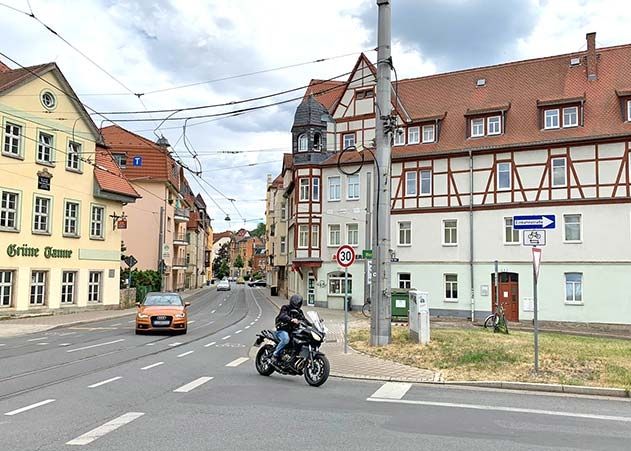 Für ein Jahr: Das Abiegen von der Karl-Liebknecht-Straße in das Camsdorfer Ufer wird ab 3. August wegen eines Verkehrsversuchs nicht mehr möglich sein.