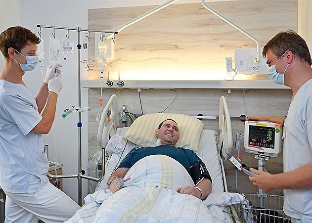 „Ein kleiner Beutel, der im Raumschiff kam“, beschreibt Stephan Bartel (Mitte) den Tag der Transfusion der CAR-T-Zellen.