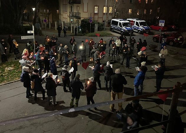 Mit Kerzen und großen roten Herzen in der Hand sangen die Teilnehmer mehrere Weihnachtslieder vor dem Westbahnhof.