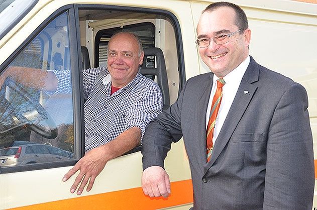 KSJ-Werkleiter Uwe Feige (r.) und Technikleiter Peter Skibbe werden einen Krankentransporter in die albanische Stadt Kamza überführen.