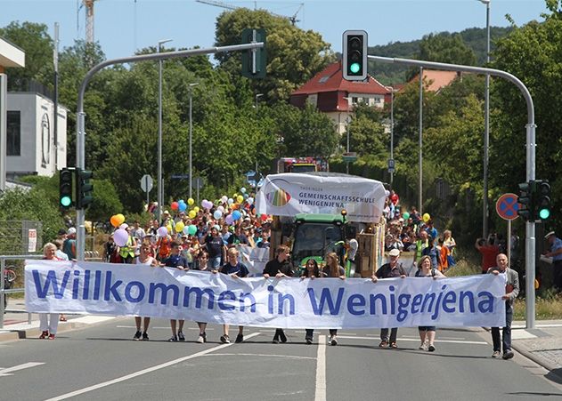 Der Festumzug auf der Zielgerade am Jenzigweg.