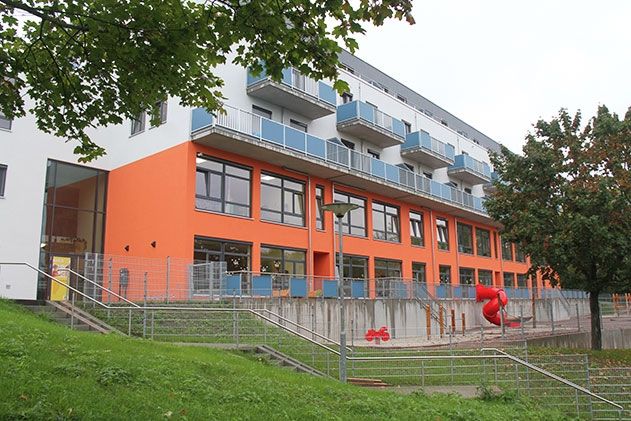 Tür an Tür: Die ganz Jungen und die ganz Alten leben gewissermaßen Wand an Wand im neuen Gedäude in der Schützenhofstraße.