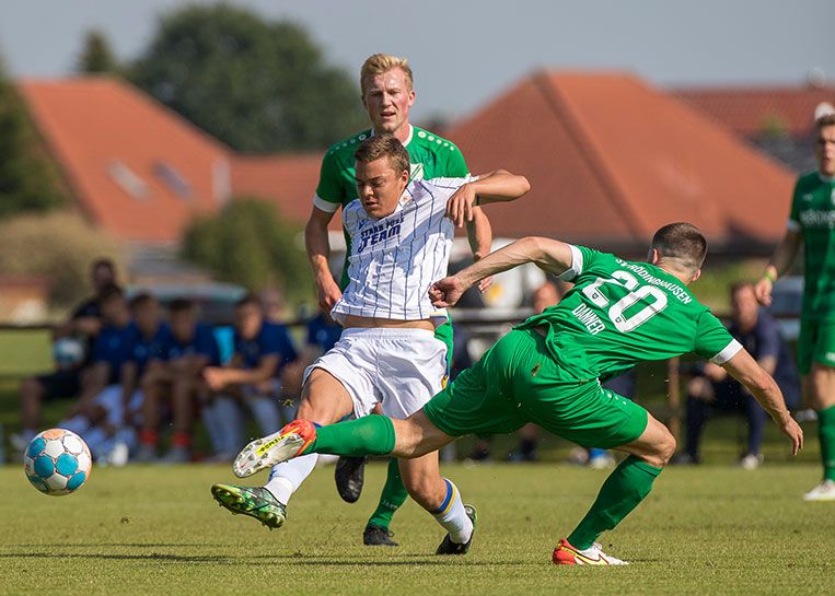 Der ukrinsche Probespieler Alexey Ogurtsov kam beim Spiel gegen Rödinghausen erneut in die Partie.