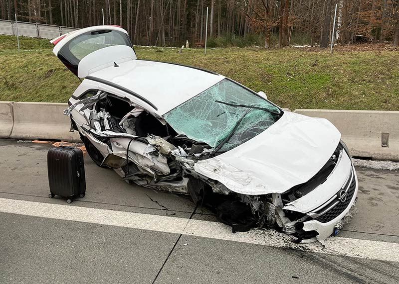 Mit Auto seitlich unter Lkw gefahren: Ein Mann wurde bei einem Unfall auf der A4 bei Stadtroda schwer verletzt.