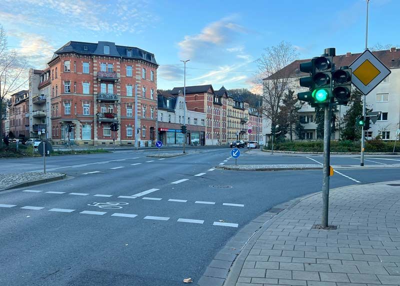 Die viel befahrene Dornburger Straße ist in den kommenden Wochen nur halbseitig befahrbar. Stadtauswärts gilt eine Umleitung über den Spitzweidenweg.