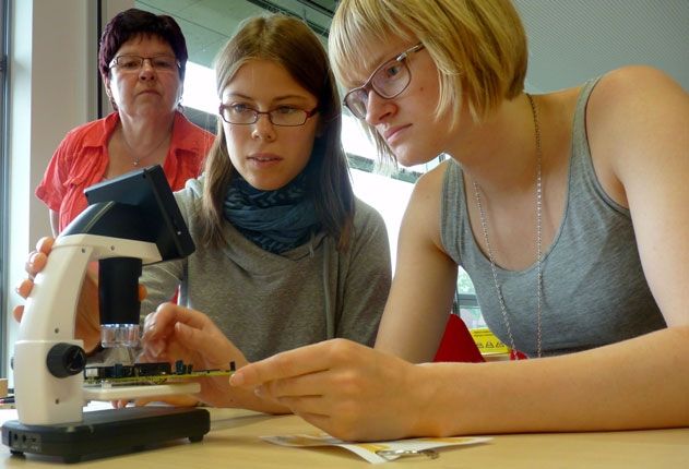 Bei der CampusThüringenTour erhalten Schülerinnen Einblicke in zukunftsweisende naturwissenschaftlich-technische Studienrichtungen an den verschiedenen Hochschulen in Thüringen und können MINT selbst praktisch ausprobieren.