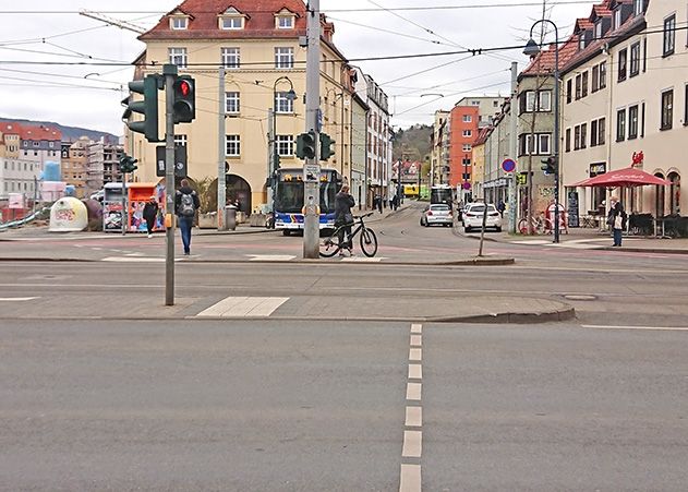 Kreuzung am Steinweg in Jena: Die Fahrrad-Aktivisten fordern zeitnah die Schaffung einer Ampelanlage, die den Radverkehr berücksichtigt.