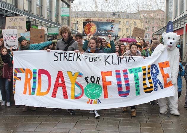 Etwa 1300 Schüler*innen und Student*innen demonstrierten in der Jenaer Innenstadt für Klimaschutz.