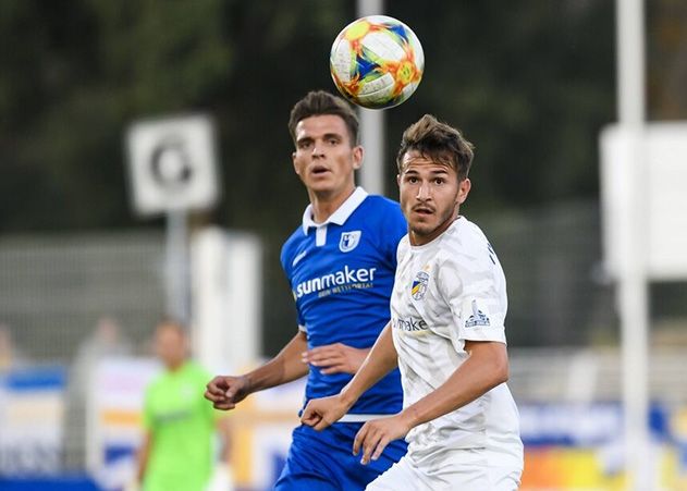 Jenas Torschütze Daniele Gabriele im Zweikampf mit dem Magdeburger Tobias Müller.