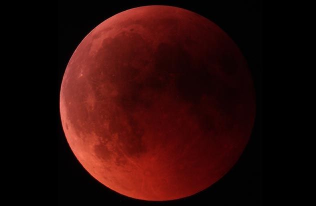 In der Nacht von Sonntag auf Montag ereignet sich eine totale Mondfinsternis. Das Besondere, der Mond wird während des Spektakels rötlich leuchten.
