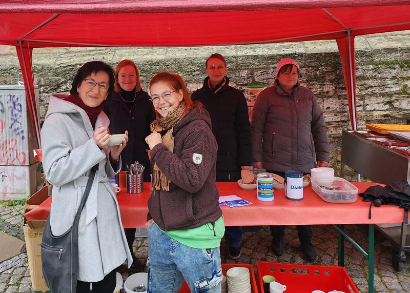 Die Gäste erwarten leckere Suppen, Kaffee, Kinderpunsch und Glühwein und eine fröhliche Bewirtung.