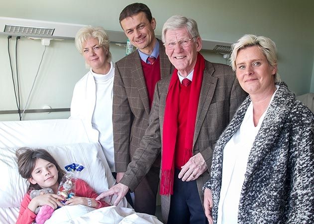 Freude im Krankenzimmer: Oberärztin Dr. Chris Heinick,  Dr. Jens Maschmann (Medizinischer Vorstand UKJ),  Lobedas Ortsteilbürgermeister Volker Blumentritt und Anita Lüneberg von der Firma linimed überraschten die 11-jährige Selina mit Schokolade.