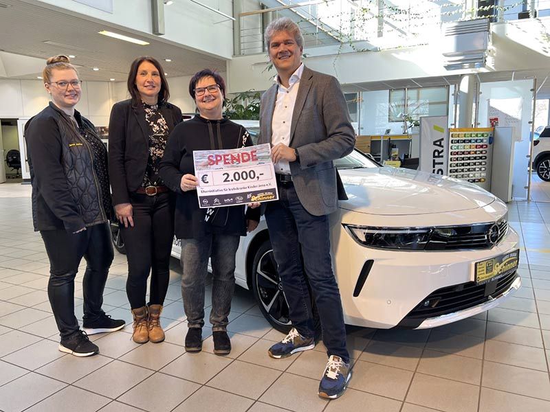 v.l.n.r. Elena Janke (Verkaufsleiterin), Sophie Ladusch (Assistentin der Geschäftsführung), EKK-Vorsitzende Katrin Mohrholz und Autohaus-Inhaber Mathias Schinner.