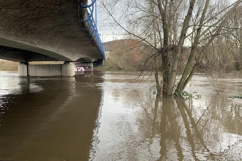 Die Saale in Jena ist die letzten Tage rasant angestiegen.