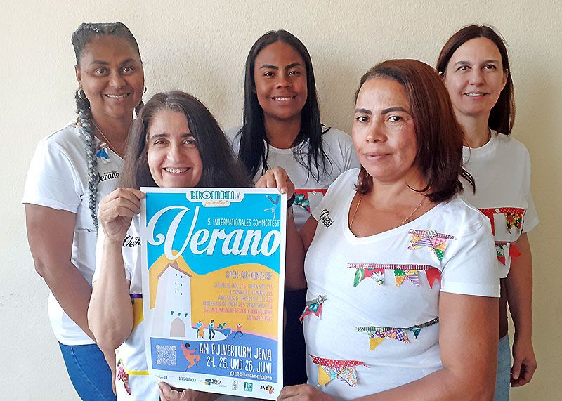 (v.l.n.r.): Rosália, Rea, Jerusa, Silvana und Katie vom gastgebenden Verein "Iberoamerica e.V." präsentieren das Werbeplakat zum Sommerfest "Verano"