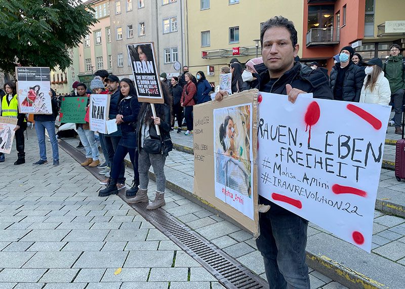 Rund 150 Teilnehmer haben heute auf dem Holzmarkt für die Iranerinnen demonstriert.