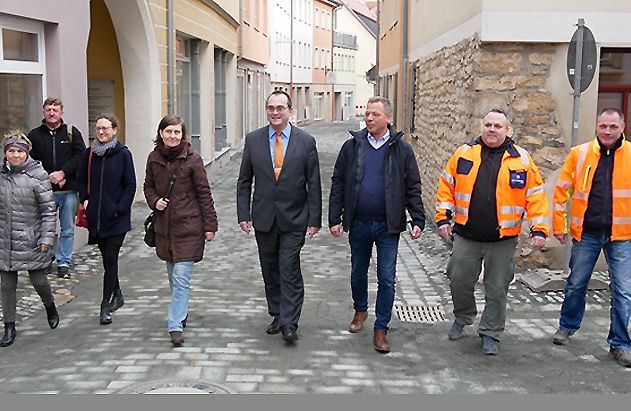 Vertreterinnen und Vertreter von KSJ, dem Planungsbüro, des Dezernats Stadtentwicklung und der Baufirma Eurovia in der neu ausgebauten Zwätzengasse.