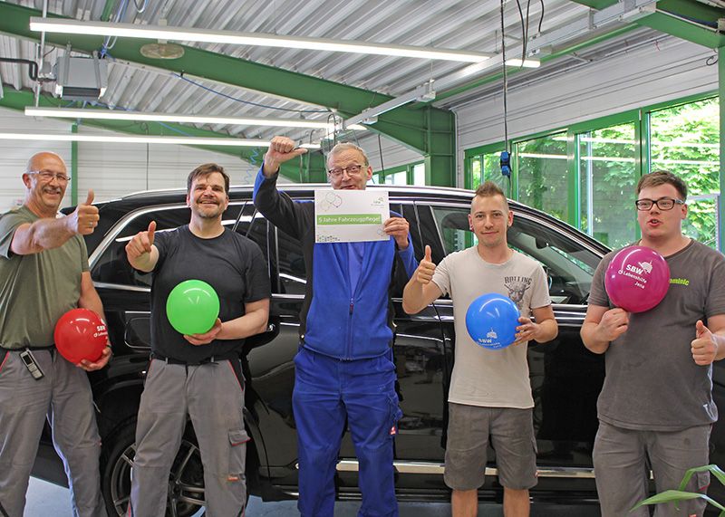 Das Team der Fahrzeugpflege der SBW Lebenshilfe Jena feiert sein fünfjähriges Jubiläum.
