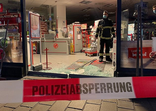 Auch bei der Rossmann Filiale in der Löbderstraße gingen die Schaufenster zu Bruch. Der Eingangsbereich wurde völlig demoliert.