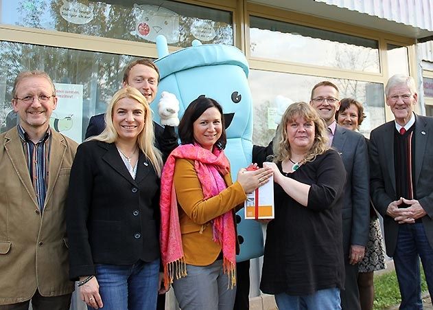 Wasserkocher statt Blumen überreicht Thüringens Umweltministerin Anja Siegesmund an Katrin Reinhardt (vorn rechts), die als 1.000 Haushalt in Jena am Stromspar-Check der Caritas Mittelthüringen teilgenommen hat. Sponsoren und Förderer von der Stadt Jena und der Stadtwerke Jena Gruppe wollen dieses erfolgreiche Projekt gemeinsam fortsetzen.