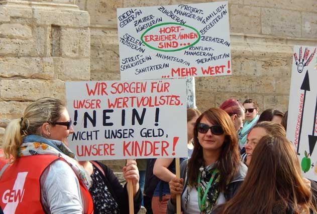Erster Streiktag: Rund 300 Kita- und Horterzieher aus Jena, Erfurt, Gotha und Weimar haben am Dienstagmorgen mit einer Kundgebung und einem Protestzug durch Jena ihren Forderungen Nachdruck verliehen.