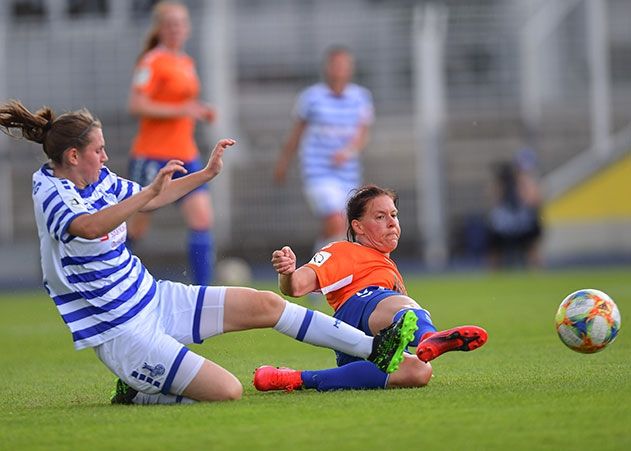 Die Jenaerin Lisa Seiler (rechts) gegen die Duisburgerin Halverkamps  im Bundesliga-Spiel FF USV Jena gegen MSV Duisburg im Ernst-Abbe-Sportfeld.