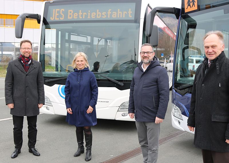 Landrat Andreas Heller (rechts im Bild) und Oberbürgermeister Dr. Thomas Nitzsche (links im Bild) präsentieren zusammen mit Claudia Budich (Geschäftsführerin Stadtwerke Jena) und Andreas Möller (Geschäftsführer Jenaer Nahverkehr und JES) das neue Mutter-Tochter-Modell der beiden Verkehrsunternehmen von Stadt und Land. In diesen Tagen erfolgt dafür mit dem Eintrag ins Handelsregister der letzte bürokratische Schritt.