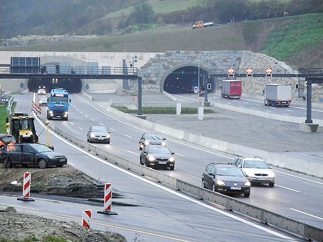 Seit Dienstagvormittag ist auch die zweite Südröhre des Jagdbergtunnels für den Verkehr freigegeben wurden.