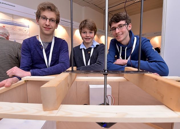 Den ersten Preis in der Sparte Jugend forscht im Bereich Technik erhielten Christian Linß, Simeon Bentke und Florian Dolzmann (v.l.) vom Carl-Zeiss-Gymnasium Jena. Sie entwickelten ein Verfahren zur Vermessung von Hohlräumen und zur Erstellung eines 3-D-Modells.