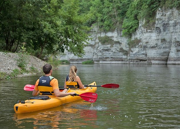 Eine Erlebnistour über die Saale: Vorbei an Felswänden, kleinen Stromschnellen und Inseln im Fluss.