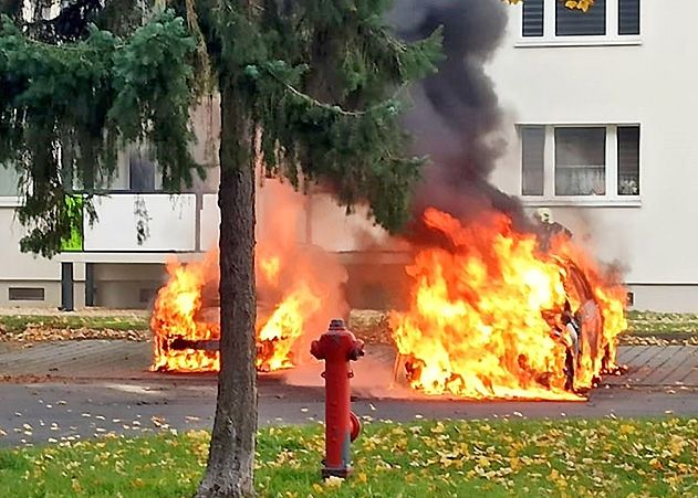 Zwei Autos sind in Jena-Lobeda in Flammen aufgegangen, sie brannten komplett nieder.