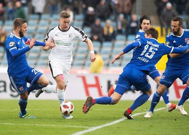 Jenas Julian Günther-Schmidt am Ball gegen die Hachinger Dominik Stahl (l.) und Christoph Greger.