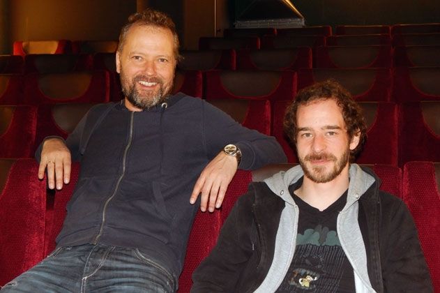 Geschäftsführer Christian Pfeil (l.) und zukünftiger Serviceleiter Felix Kammler präsentieren stolz den ersten Kinosaal.