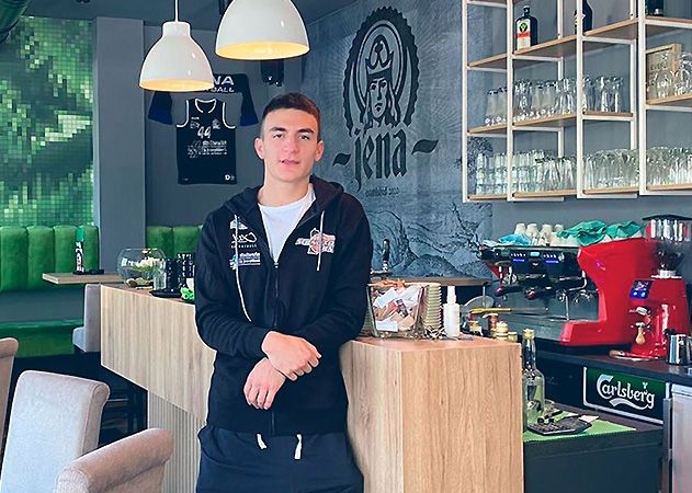 Basketballer Vuk Radojicic verlängert bei Science City Jena und eröffnet in Serbien „Jena Caffe“.