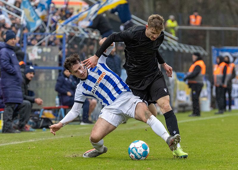 Im Zweikampf Jenas Ken Gipson (r.) gegen den Berliner Berkan Alimler.